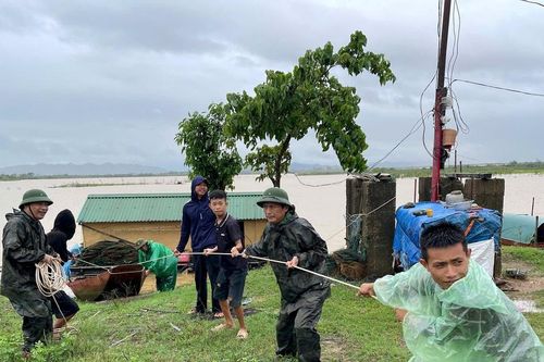 Di dời khẩn cấp xóm chài sát sông Lam trước khi bão số 10 đổ bộ