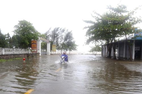 Vùng ven biển Nghệ An chiều 28/9: Gió rít, sóng dữ và mưa lớn