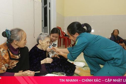 Những bữa ăn ấm lòng nơi tránh trú bão