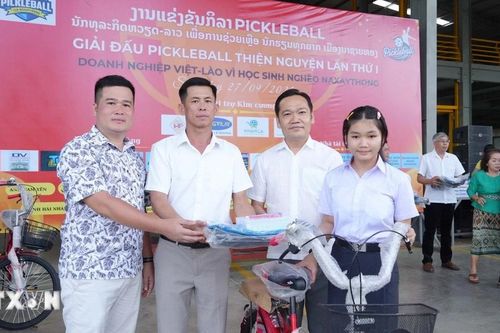 Doanh nghiệp Việt chung tay 'nâng bước tới trường' cho trẻ em Lào'