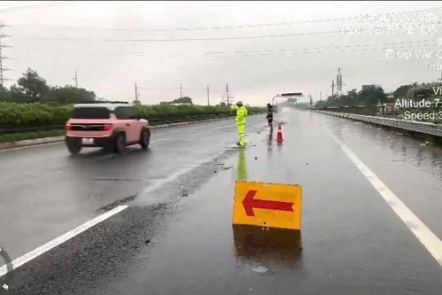Tạm dừng lưu thông cao tốc Nghi Sơn - Vũng Áng để ứng phó với bão Bualoi