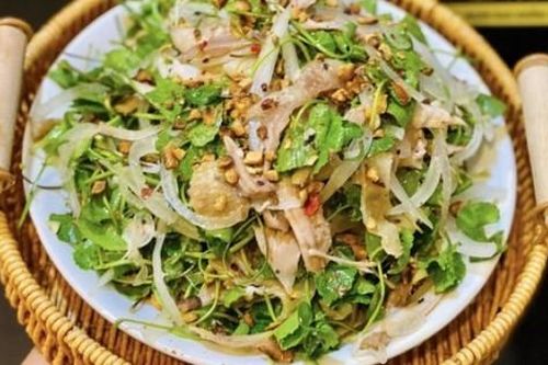 Thịt gà luộc để nguyên không ai gắp, trộn thành món này cả nhà thích mê