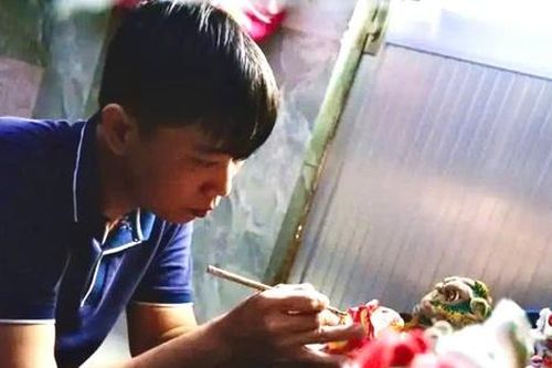 Người thổi hồn vào giấy bồi và ruy băng, mang trung thu xuất ngoại