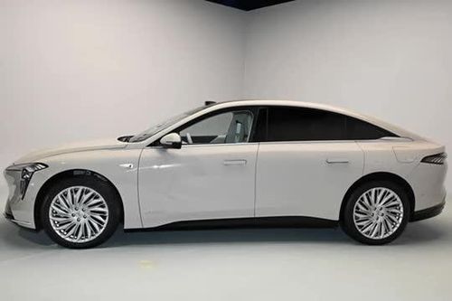 Xe sedan hạng E công suất 338 mã lực, giá hơn 640 triệu đồng