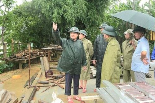 Hàng chục nhà dân ở Huế bị tốc mái, 2 người nghi mất tích ở Đà Nẵng