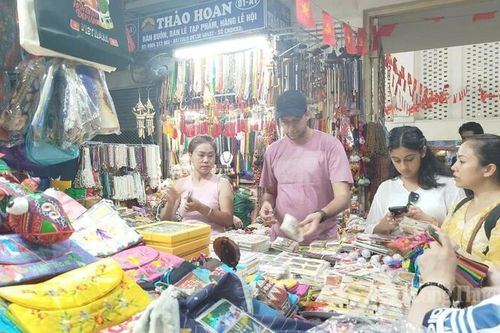 Tiểu thương tại chợ truyền thống 'thích nghi' với công nghệ số