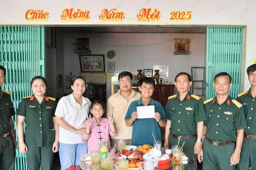 Thăm, tặng quà con của quân nhân có hoàn cảnh khó khăn