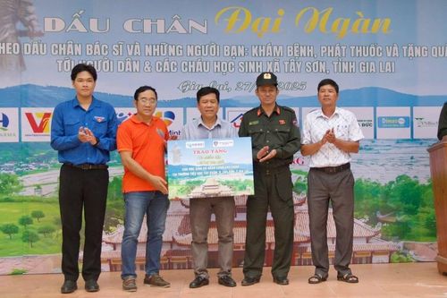 Trung đoàn CSCĐ Nam Trung bộ tặng quà cho người nghèo và học sinh xã Tây Sơn