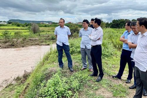 Phó Chủ tịch UBND tỉnh Dương Mah Tiệp kiểm tra tình hình thiệt hại do mưa lũ tại 3 xã phía Tây