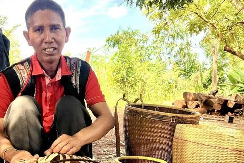 Những người 'giữ lửa' nghề thủ công truyền thống ở buôn làng