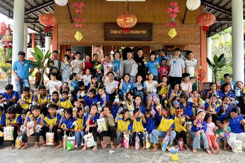 Tặng 100 phần quà trung thu cho trẻ em xã Khánh Vĩnh