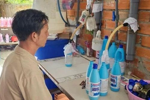 Hàng nghìn sản phẩm tẩy rửa giả nhãn hiệu nổi tiếng bị phát hiện tại bãi xe ở TP Hồ Chí Minh