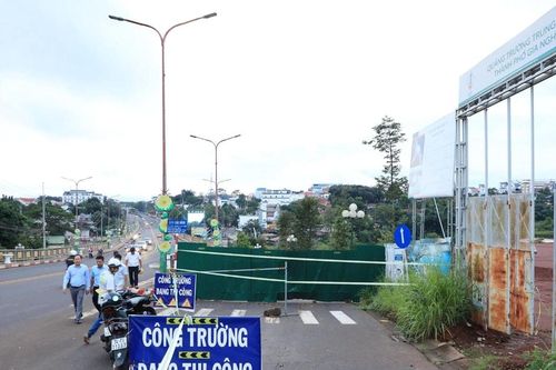 Rào đường để thi công nhưng bỏ không kéo dài