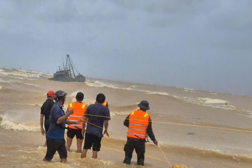2 tàu cá gặp nạn khi vào Cửa Việt trú bão, 3 thuyền viên mất tích