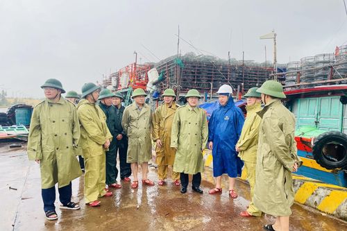 Phó Chủ tịch UBND tỉnh Phan Phong Phú kiểm tra công tác ứng phó bão số 10