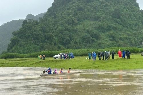 Tìm kiếm 1 học sinh cấp 3 bị nước cuốn trôi mất tích