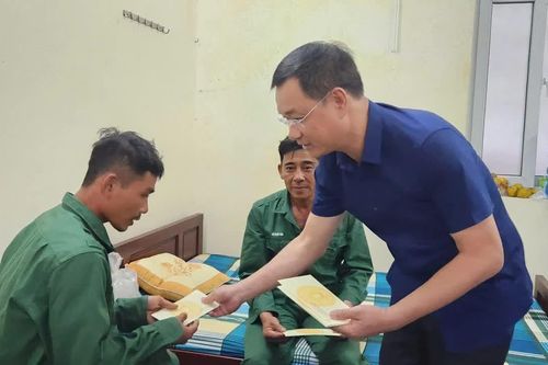 Đồng chí Bí thư Tỉnh ủy thăm, động viên các ngư dân gặp nạn trên biển