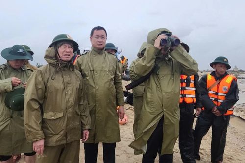 Đồng chí Bí thư Tỉnh ủy Lê Ngọc Quang chỉ đạo công tác cứu hộ tàu cá gặp nạn