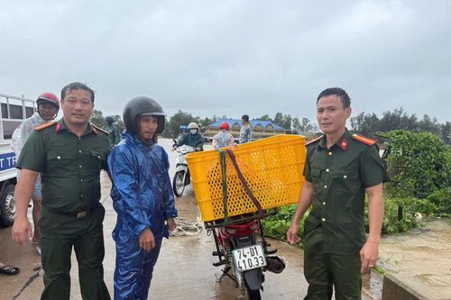 Công an xã Nam Cửa Việt cứu hộ tài sản của người dân bị nước cuốn trôi