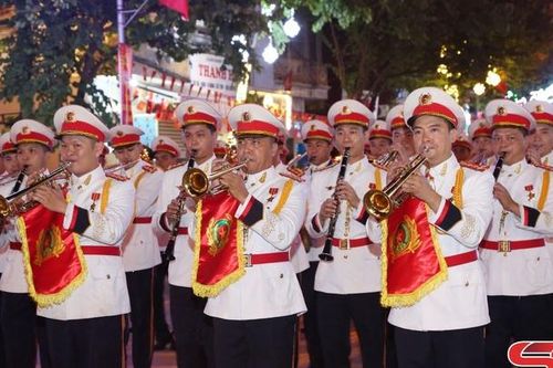 Tuyến phố đi bộ với chủ đề 'Niềm tin dưới cờ Đảng quang vinh'