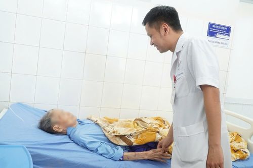 Phẫu thuật thành công khối u 8,2kg cho cụ ông 93 tuổi
