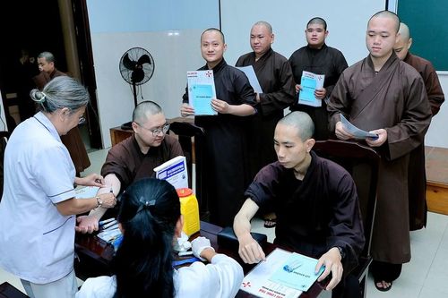 Học viện Phật giáo VN tại TP.HCM tổ chức kiểm tra sức khỏe cho Tăng Ni sinh