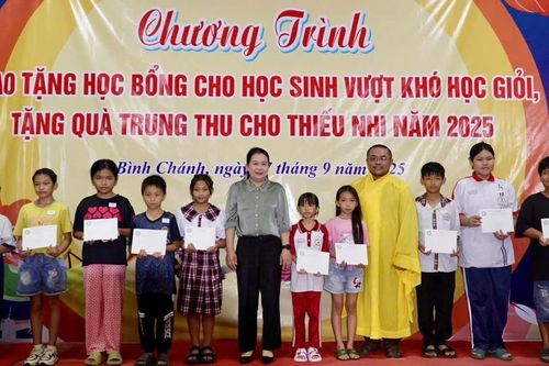 Phân ban Phật tử dân tộc T.Ư và chùa Pháp Minh trao học bổng và quà trung thu