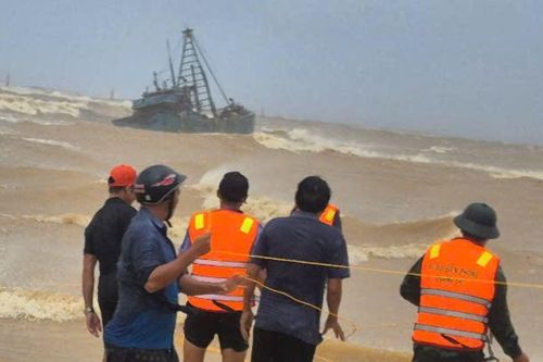 Hai tàu cá với 11 thuyền viên gặp nạn khi đang vào bờ tránh bão ở Quảng Trị