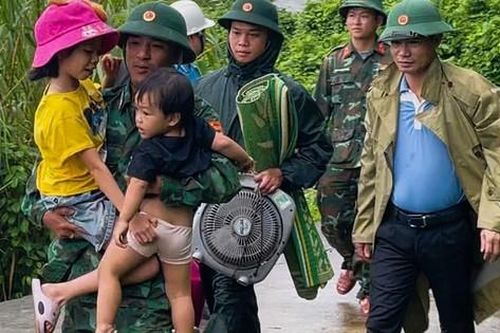 Người dân đặc khu Cồn Cỏ ở Quảng Trị vào hầm tránh bão số 10
