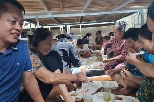 Hà Tĩnh: Những bữa cơm ấm tình người giữa mưa bão số 10