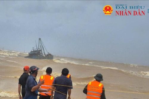 Chìm tàu ở vùng biển ven bờ, 10 người mắc kẹt ngoài khơi