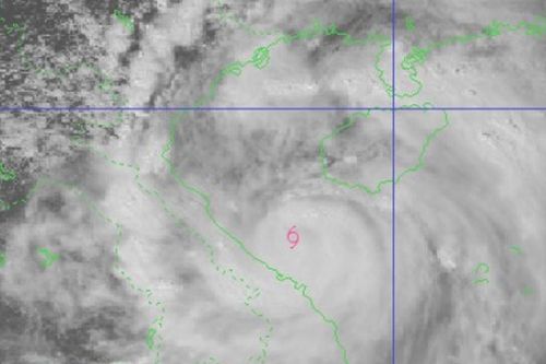 Bão số 10 BUALOI giật cấp 15, cách TP. Huế khoảng 90km