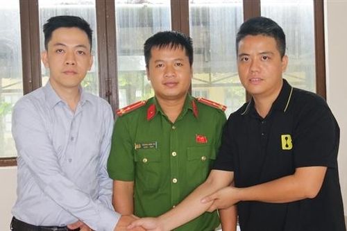 Công an xã hỗ trợ người dân nhận lại hơn 2 tỷ do chuyển khoản nhầm tài khoản