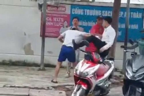 Điều tra người đàn ông hành hung người khác trước cổng trường học ở Nha Trang