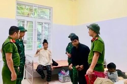 Công an xã kịp thời đưa hai sản phụ vượt lũ đến bệnh viện an toàn
