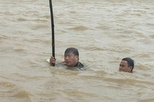 Kịp thời cứu người, hàng hóa bị lũ cuốn trôi