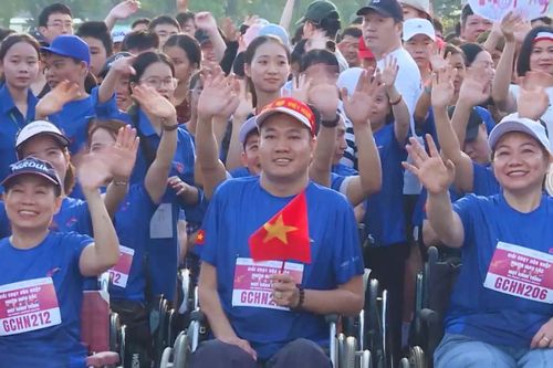 Hơn 300 VĐV dự giải chạy 'Muôn màu sắc, một hành trình'