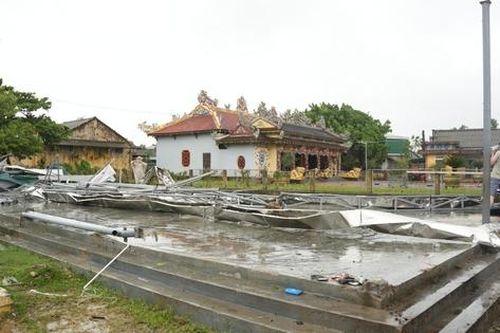 Huế: 1 Trường Tiểu học bị bão 'xóa sổ' nhà vòm hoạt động ngoài trời