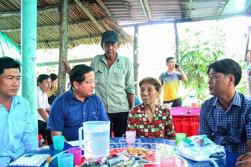 Lãnh đạo tỉnh thăm hỏi, hỗ trợ gia đình bé bị điện giật tử vong