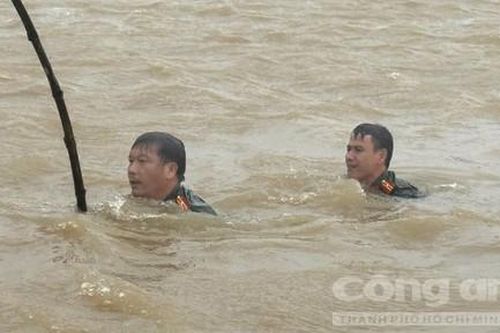 Công an dầm mình trong nước lũ tìm xe máy và hàng hóa của nam shipper