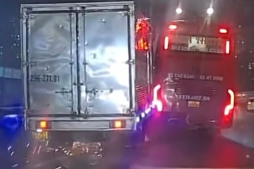 Tài xế xe khách 'vô pháp' chèn ép, tạt đầu xe tải ở Vành đai 3 trên cao Hà Nội