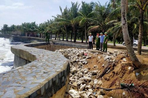 Kè biển Thanh Hóa bị bão số 5 phá, chưa kịp khắc phục lại bị bão số 10 uy hiếp