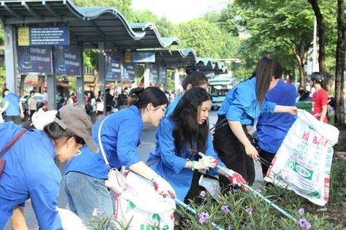300 người ra quân dọn rác hưởng ứng chiến dịch 'Làm cho thế giới sạch hơn'