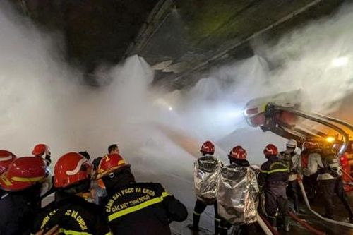 Hàng trăm người diễn tập chữa cháy, cứu nạn trong đường hầm sông Sài Gòn