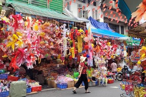Sắc đỏ rực rỡ phủ kín phố Hàng Mã, Hàng Lược, sản phẩm phục vụ Tết Trung thu đa dạng mẫu mã và giá bán