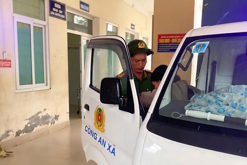 Công an xã dùng xe chuyên dụng đưa 2 sản phụ vượt mưa lũ đi sinh