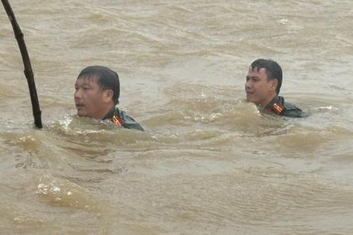 Video công an dầm mình trong nước lũ tìm xe máy cùng hàng hóa giúp nam shipper