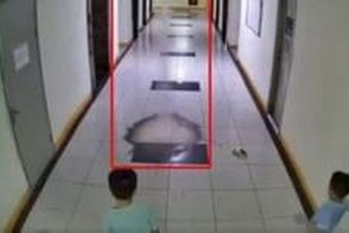 Từ vụ 3 bé trai ném dép trúng vòi chữa cháy: Trẻ gây thiệt hại, cha mẹ phải bồi thường toàn bộ?