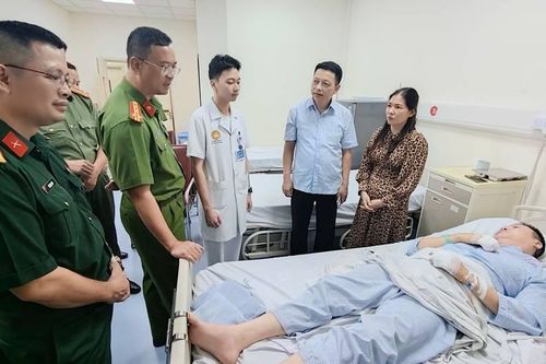 Công an Hà Nội thăm, động viên chiến sỹ cứu hỏa bị thương khi làm nhiệm vụ