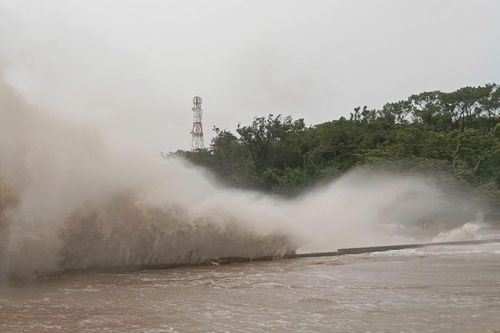 Hải Phòng: Nước biển dâng cao, sóng đánh tràn bờ tại Đồ Sơn